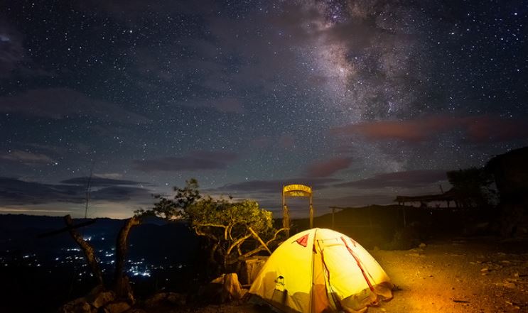 Cắm trại qua đêm ở núi trầm
