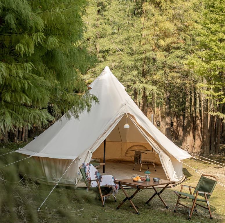 Mẫu trang trí lều cắm trại với bàn ghế dã ngoại