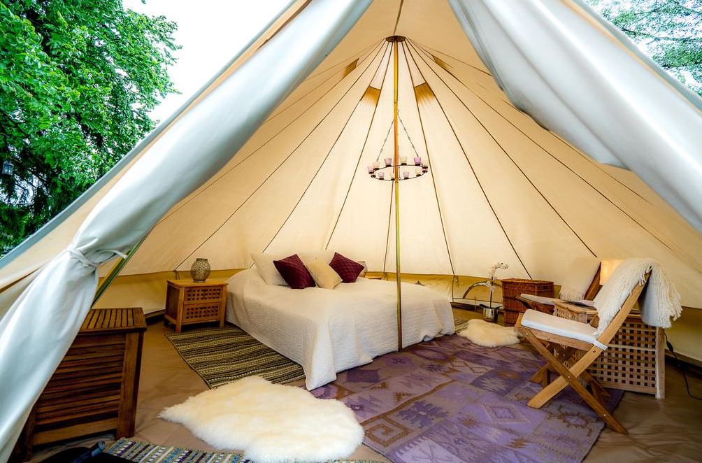 Mẫu trang trí lều cắm trại đẹp với thảm